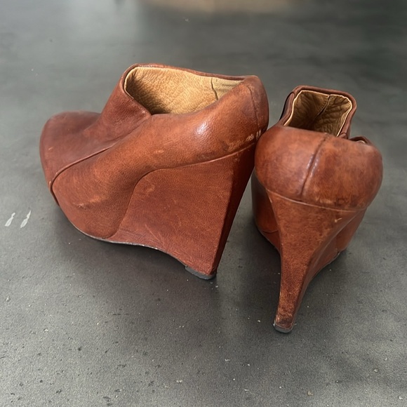 Very Unique L.A.M.B. Leather Wedges - Picture 6 of 6